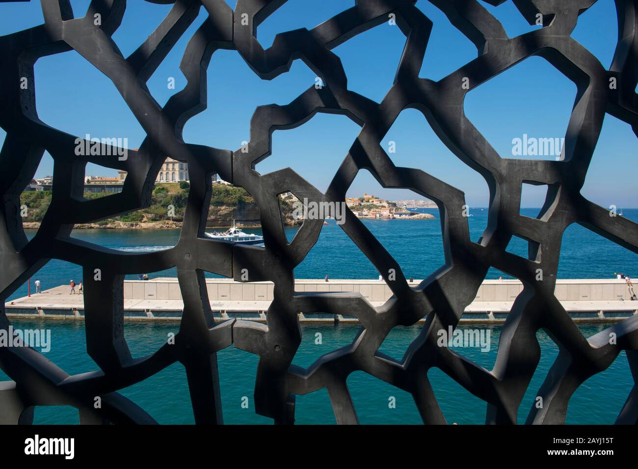 La conchiglia in cemento del MuCEM (Museo della civiltà europea e del Mediterraneo) vicino al Vieux Port (porto vecchio) di Marsiglia, Francia. Foto Stock