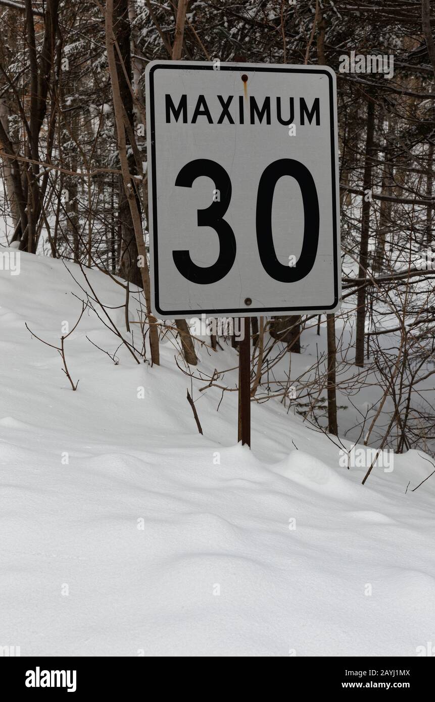 Quebec, Canada. Segnale del limite massimo di 30 velocità Foto Stock