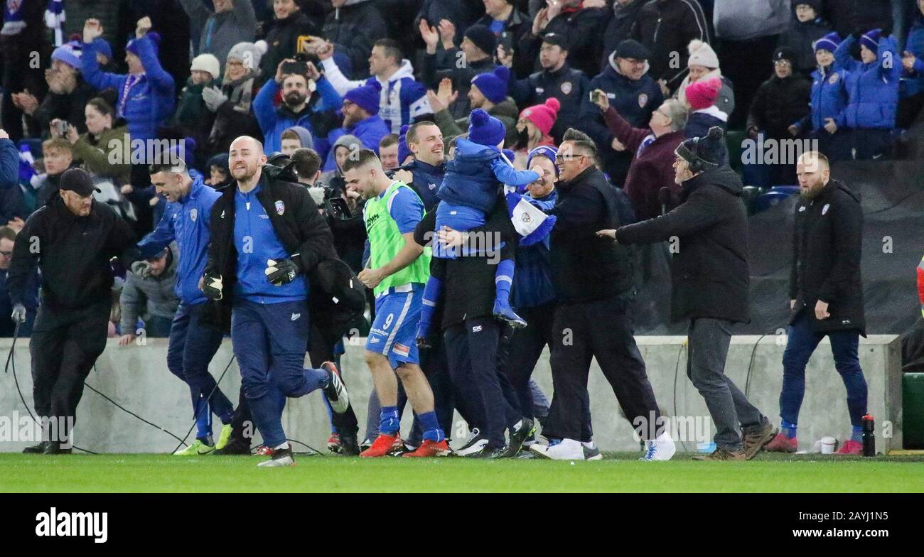 Windsor Park, Belfast, Irlanda Del Nord, Regno Unito. 15th Feb, 2020. BetMcLean League Cup finale - Coleraine v Crusaders (rosso/nero).azione da stasera finale. Coleraine festeggia la loro vittoria, manager Oran Kearney (al centro) al fischio finale. Credito: David Hunter/Alamy Live News Foto Stock