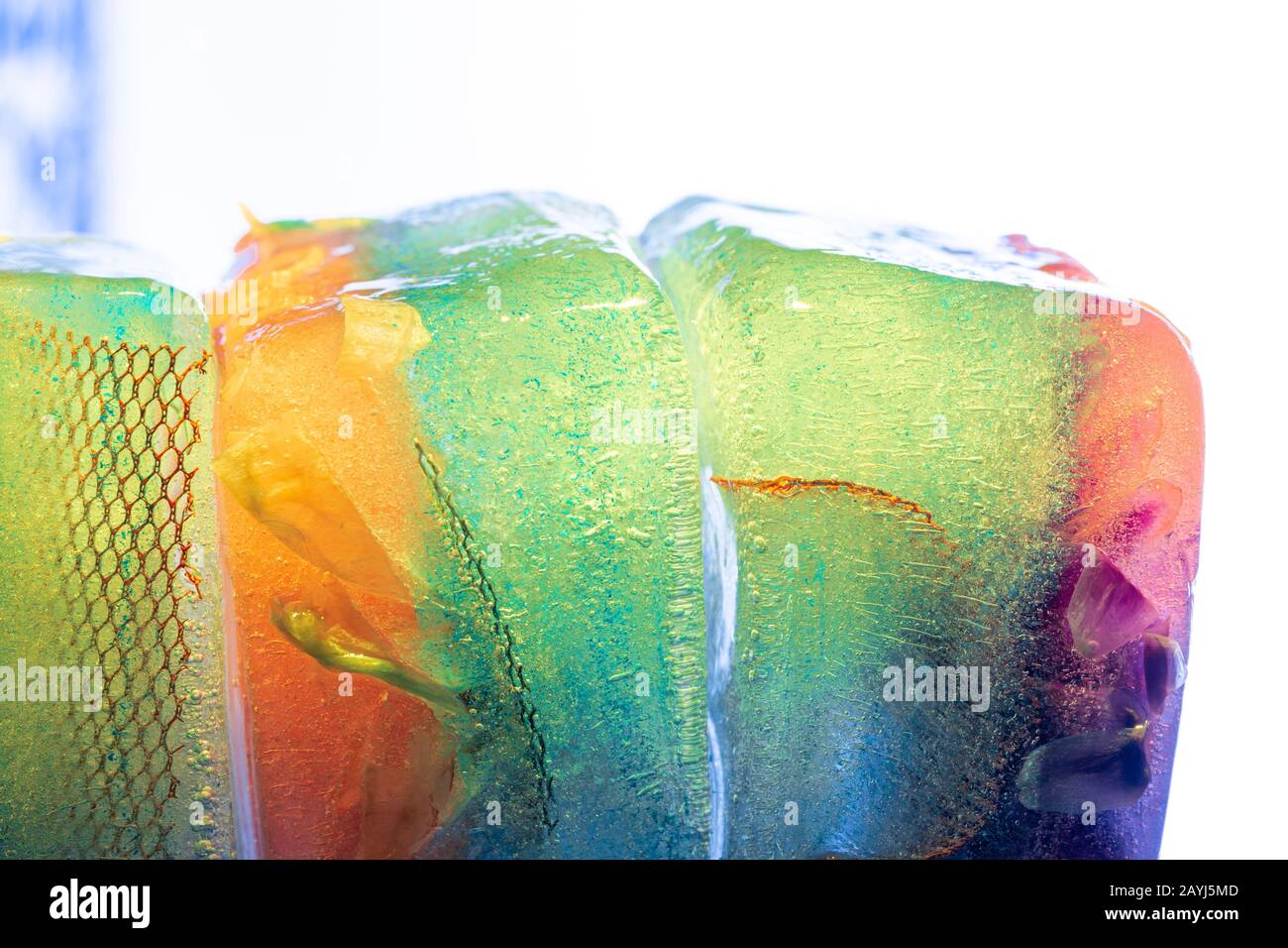 I coloratissimi cubetti di ghiaccio impilano la composizione astratta sullo sfondo bianco Foto Stock