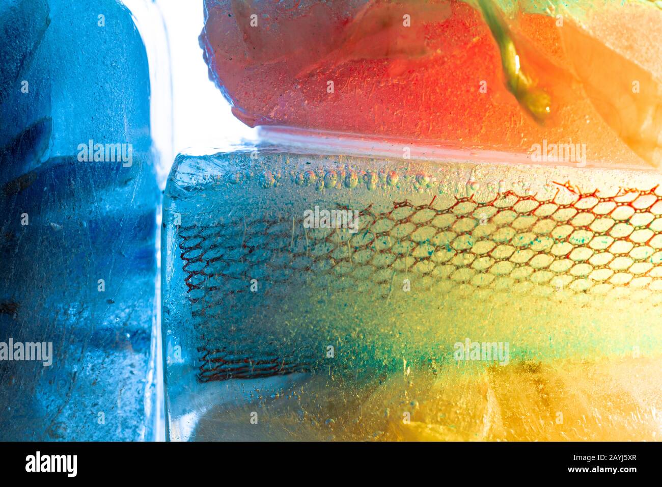 I coloratissimi cubetti di ghiaccio impilano la composizione astratta sullo sfondo bianco Foto Stock