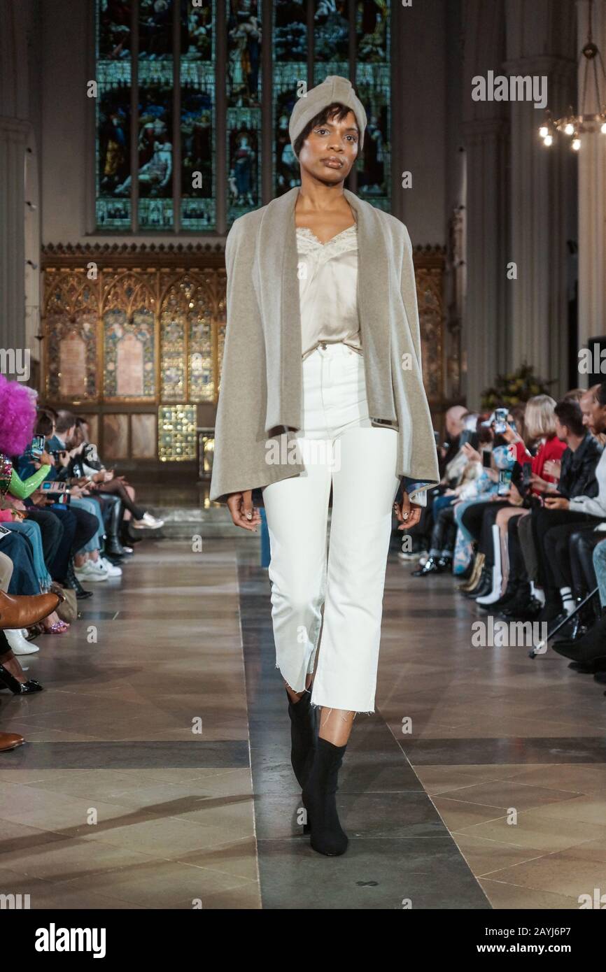 Londra, Regno Unito. 15th Feb, 2020. La AW2020 più Bella di moda a St John's Hyde Park. Il Più Bello spettacolo Autunno/Inverno 2020 di moda in un nuovo luogo. Designer, Marie Sansome, Maude Maxime, Lara Lavine, Lizzy Brady, Realizzati In Moquette, Eva, Ine Anglickaite, Desree E Sabrina, Karen Gold E Zahra Liman. Simon Gross, Sandi Bogle E Nicky Hambleton-Jones. Credito: Peter Hogan/Alamy Live News Foto Stock