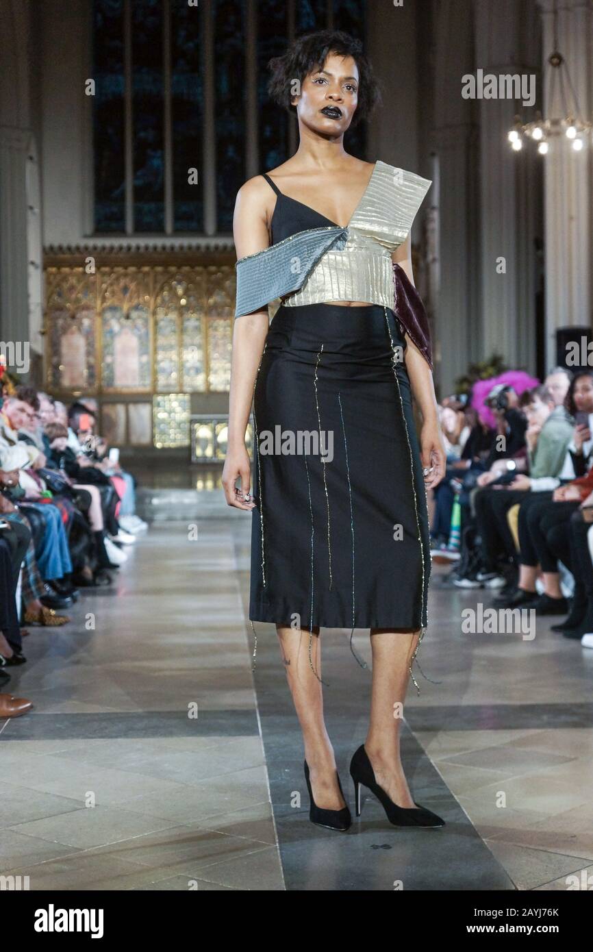 Londra, Regno Unito. 15th Feb, 2020. La AW2020 più Bella di moda a St John's Hyde Park. Il Più Bello spettacolo Autunno/Inverno 2020 di moda in un nuovo luogo. Designer, Marie Sansome, Maude Maxime, Lara Lavine, Lizzy Brady, Realizzati In Moquette, Eva, Ine Anglickaite, Desree E Sabrina, Karen Gold E Zahra Liman. Simon Gross, Sandi Bogle E Nicky Hambleton-Jones. Credito: Peter Hogan/Alamy Live News Foto Stock