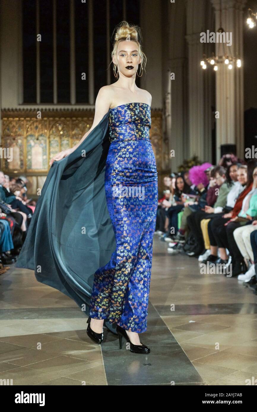 Londra, Regno Unito. 15th Feb, 2020. La AW2020 più Bella di moda a St John's Hyde Park. Il Più Bello spettacolo Autunno/Inverno 2020 di moda in un nuovo luogo. Designer, Marie Sansome, Maude Maxime, Lara Lavine, Lizzy Brady, Realizzati In Moquette, Eva, Ine Anglickaite, Desree E Sabrina, Karen Gold E Zahra Liman. Simon Gross, Sandi Bogle E Nicky Hambleton-Jones. Credito: Peter Hogan/Alamy Live News Foto Stock