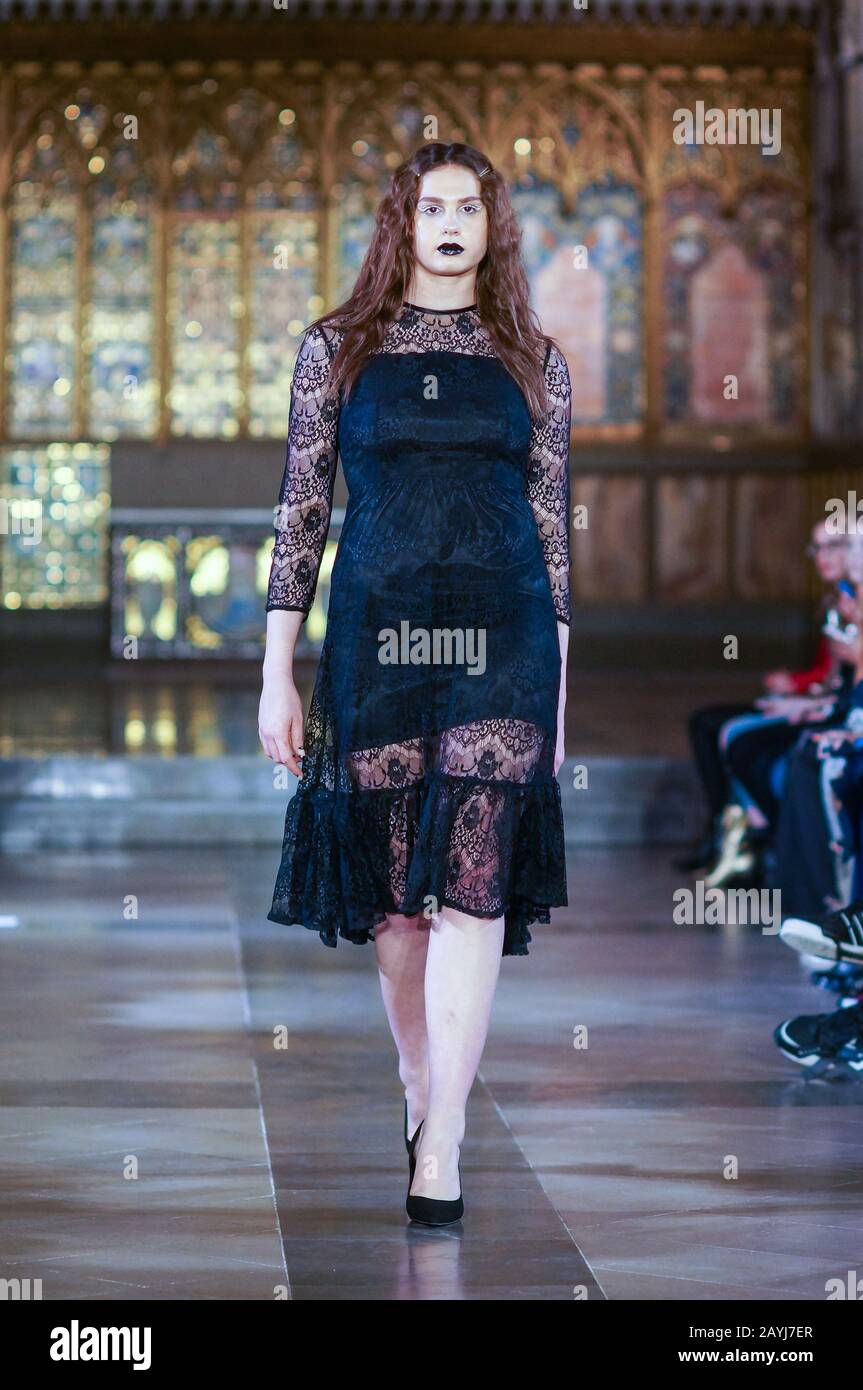 Londra, Regno Unito. 15th Feb, 2020. La AW2020 più Bella di moda a St John's Hyde Park. Il Più Bello spettacolo Autunno/Inverno 2020 di moda in un nuovo luogo. Designer, Marie Sansome, Maude Maxime, Lara Lavine, Lizzy Brady, Realizzati In Moquette, Eva, Ine Anglickaite, Desree E Sabrina, Karen Gold E Zahra Liman. Simon Gross, Sandi Bogle E Nicky Hambleton-Jones. Credito: Peter Hogan/Alamy Live News Foto Stock