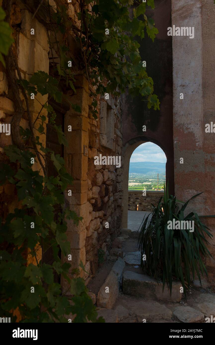 Un passaggio stretto nel villaggio di Roussillon nel Luberon, Provenza-Alpi-Costa Azzurra nella Francia meridionale. Foto Stock