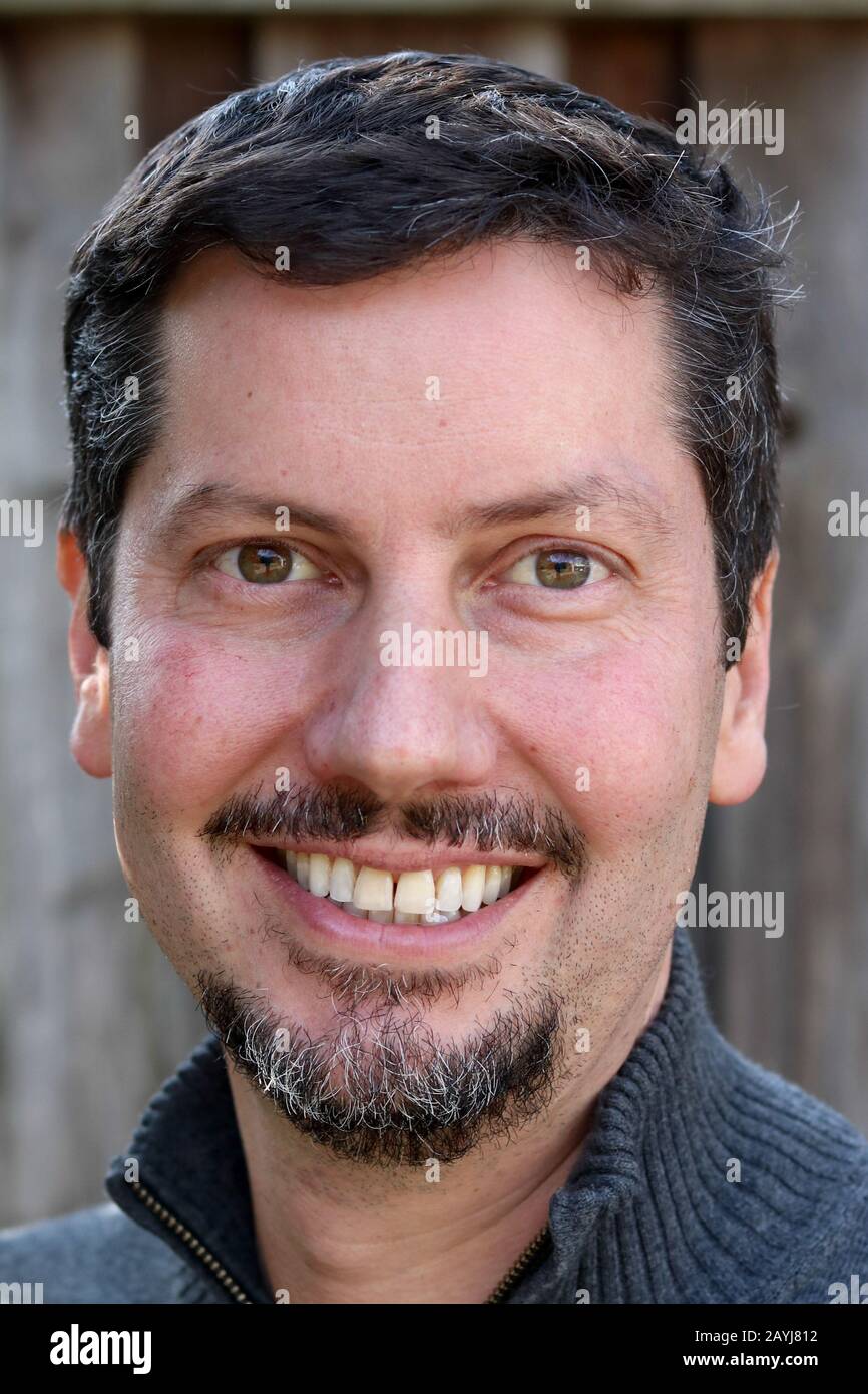 Ritratto di uomo sorridente con capelli facciali Foto Stock