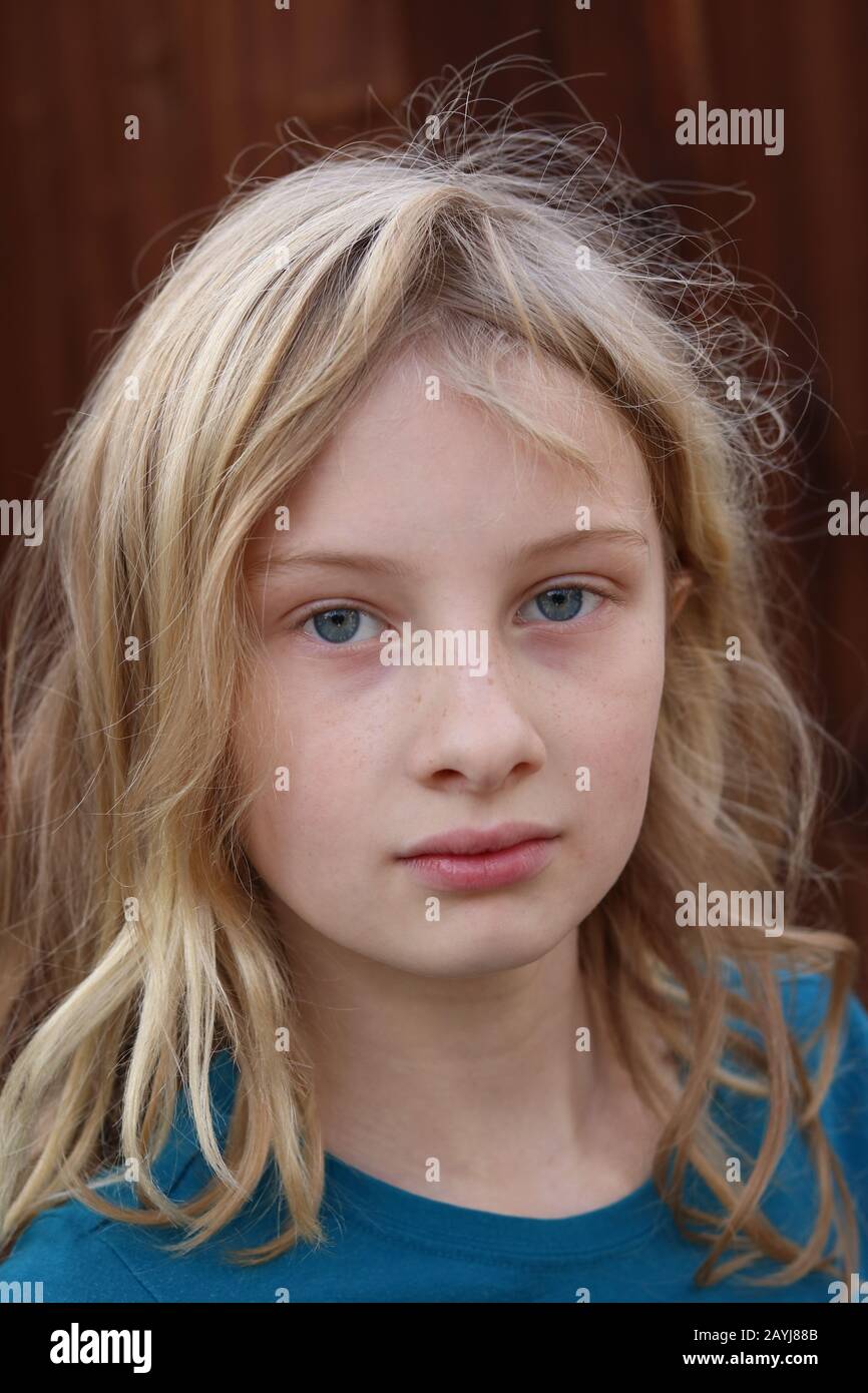 Ritratto di un bambino innocente con uno sguardo di preoccupazione Foto Stock