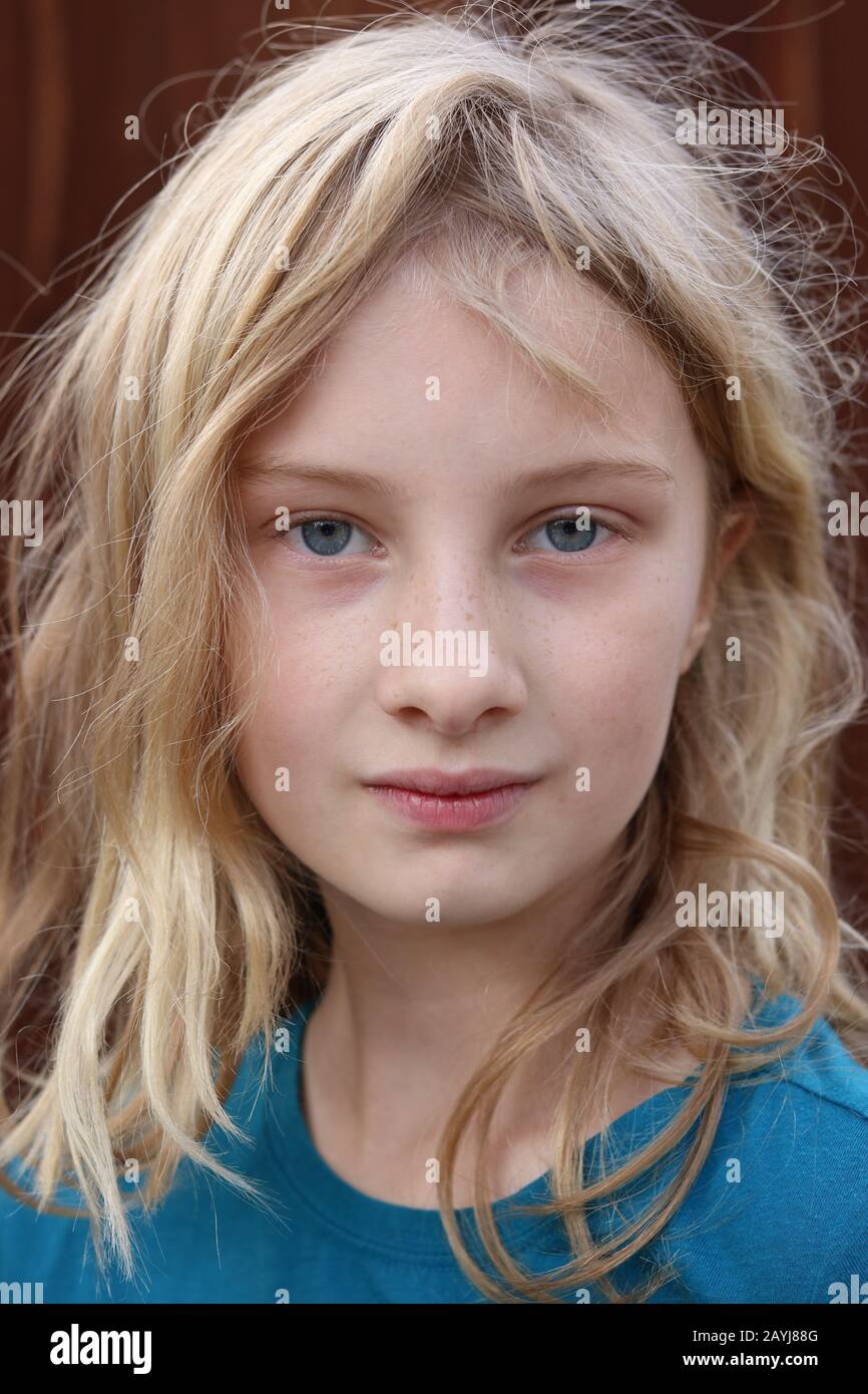Ritratto di una ragazza con una feroce stara e labbra spurpate Foto Stock