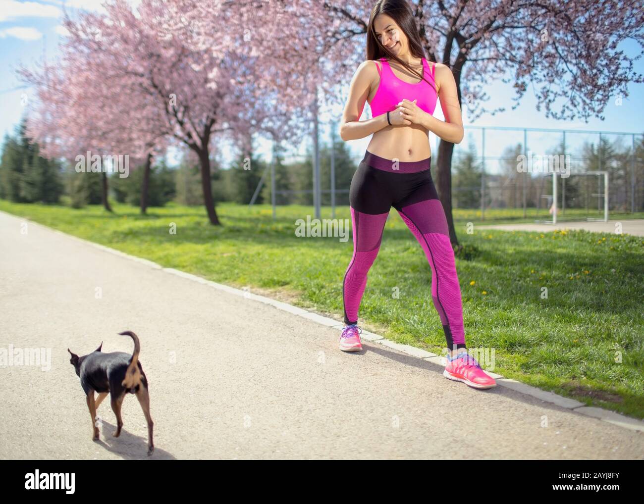 Fitness donna e cane al parco Foto Stock