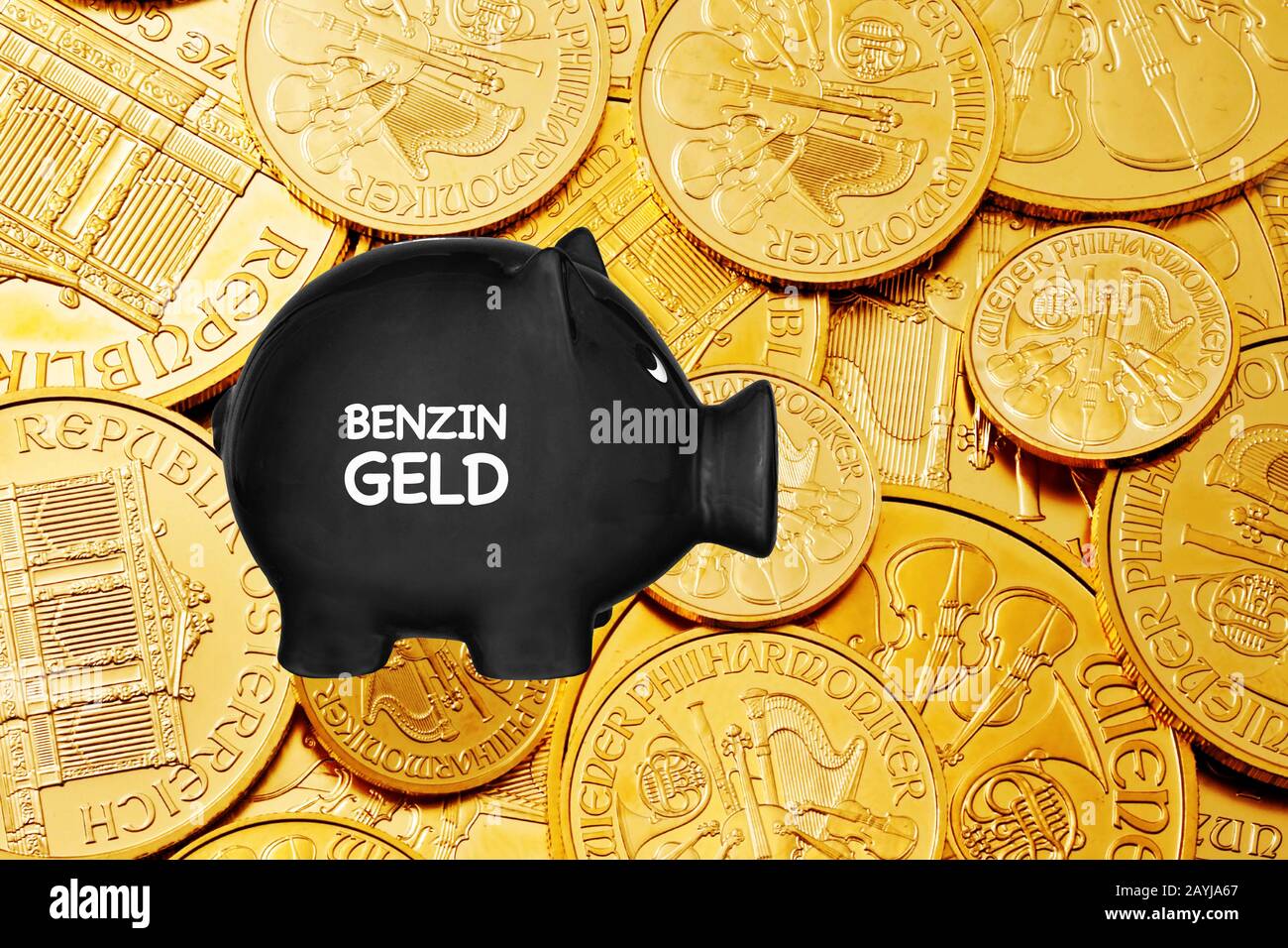 Banco piggy nero con occhiali da sole con la scritta Benzingeld, benzina, monete in background, composizione Foto Stock