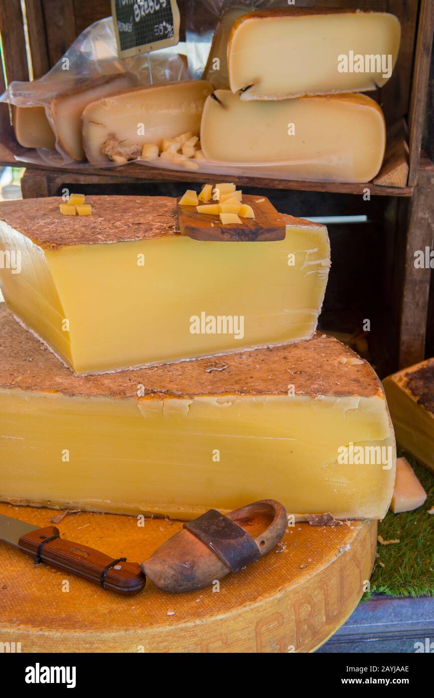 Formaggi in vendita al mercato settimanale di Menerbes, un piccolo villaggio su una collina tra Avignone e Apt, nel Luberon, Provenza-Alpi-Costa Azzurra regio Foto Stock