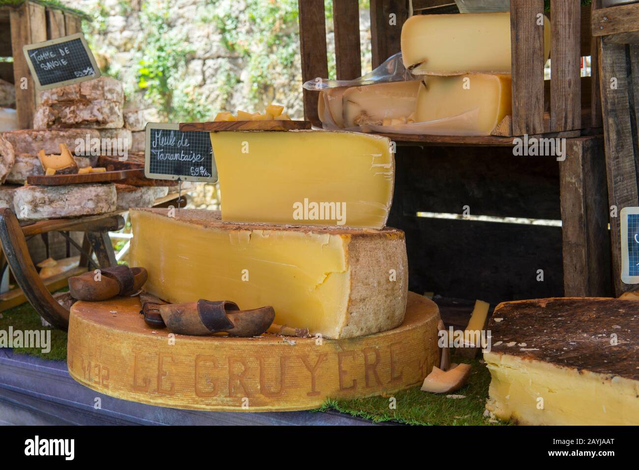 Formaggi in vendita al mercato settimanale di Menerbes, un piccolo villaggio su una collina tra Avignone e Apt, nel Luberon, Provenza-Alpi-Costa Azzurra regio Foto Stock