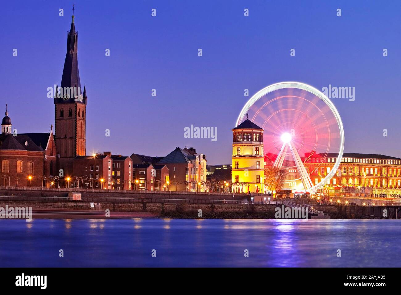 Chiesa di San Lambertus e castello-torre e ruota ferris in serata, Germania, Nord Reno-Westfalia, Basso Reno, Dusseldorf Foto Stock