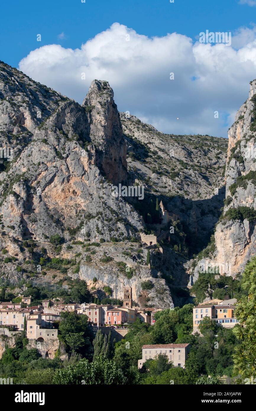 Vista di Moustiers-Sainte-Marie, un borgo medievale nella regione Alpes-de-Haute-Provence nel sud della Francia. Foto Stock