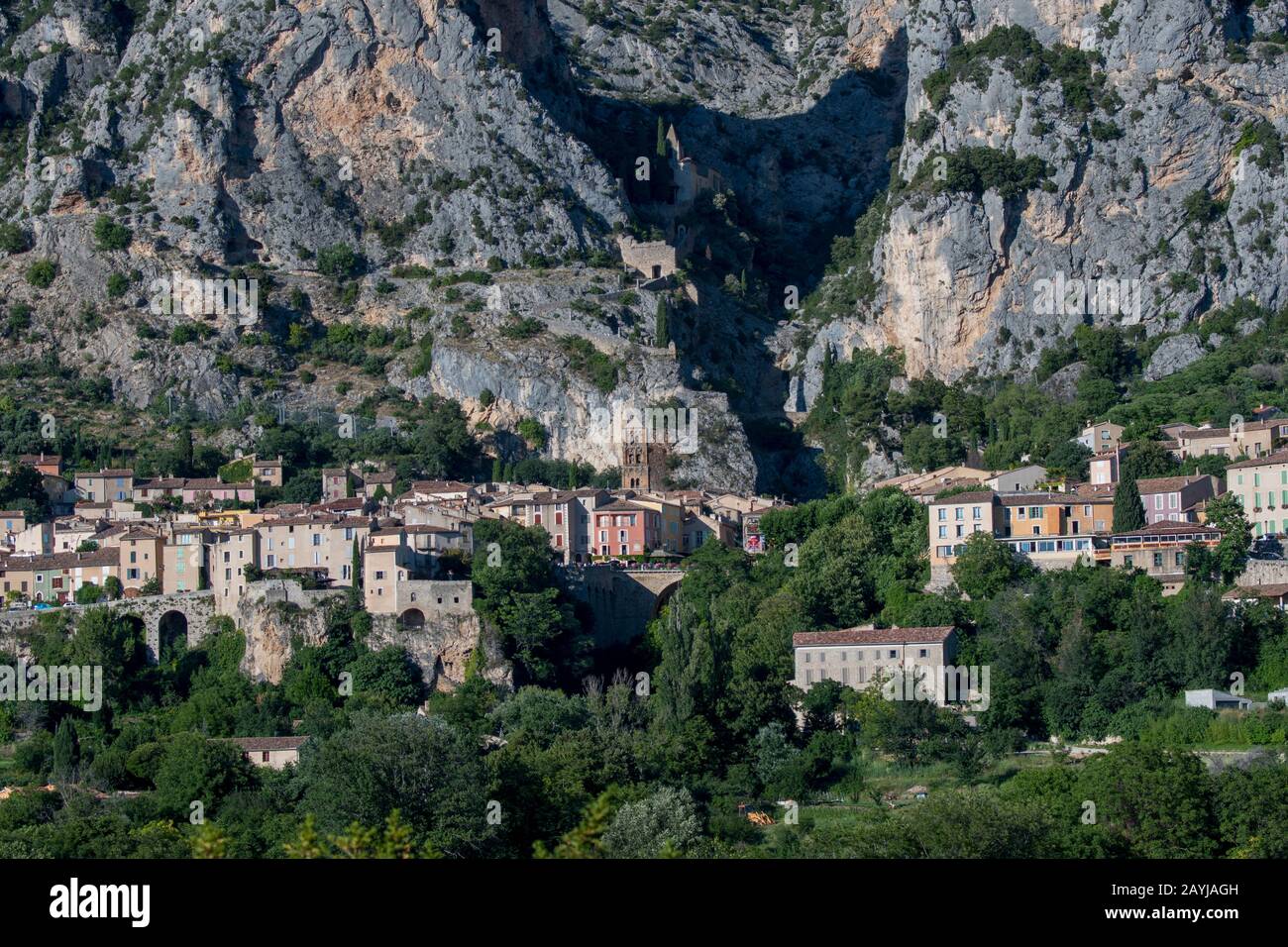 Vista di Moustiers-Sainte-Marie, un borgo medievale nella regione Alpes-de-Haute-Provence nel sud della Francia. Foto Stock