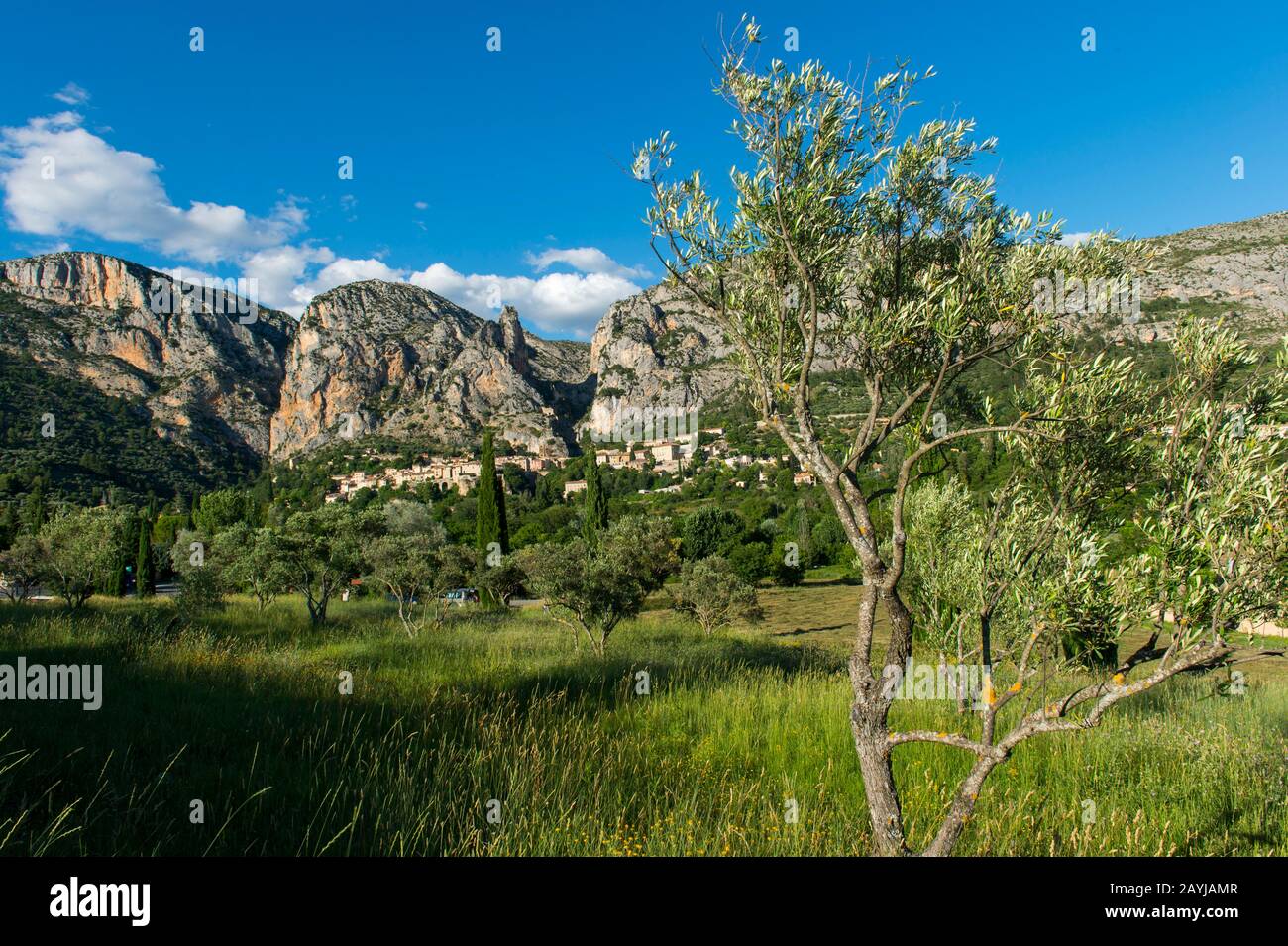 Vista di Moustiers-Sainte-Marie, un borgo medievale nella regione Alpes-de-Haute-Provence nel sud della Francia. Foto Stock