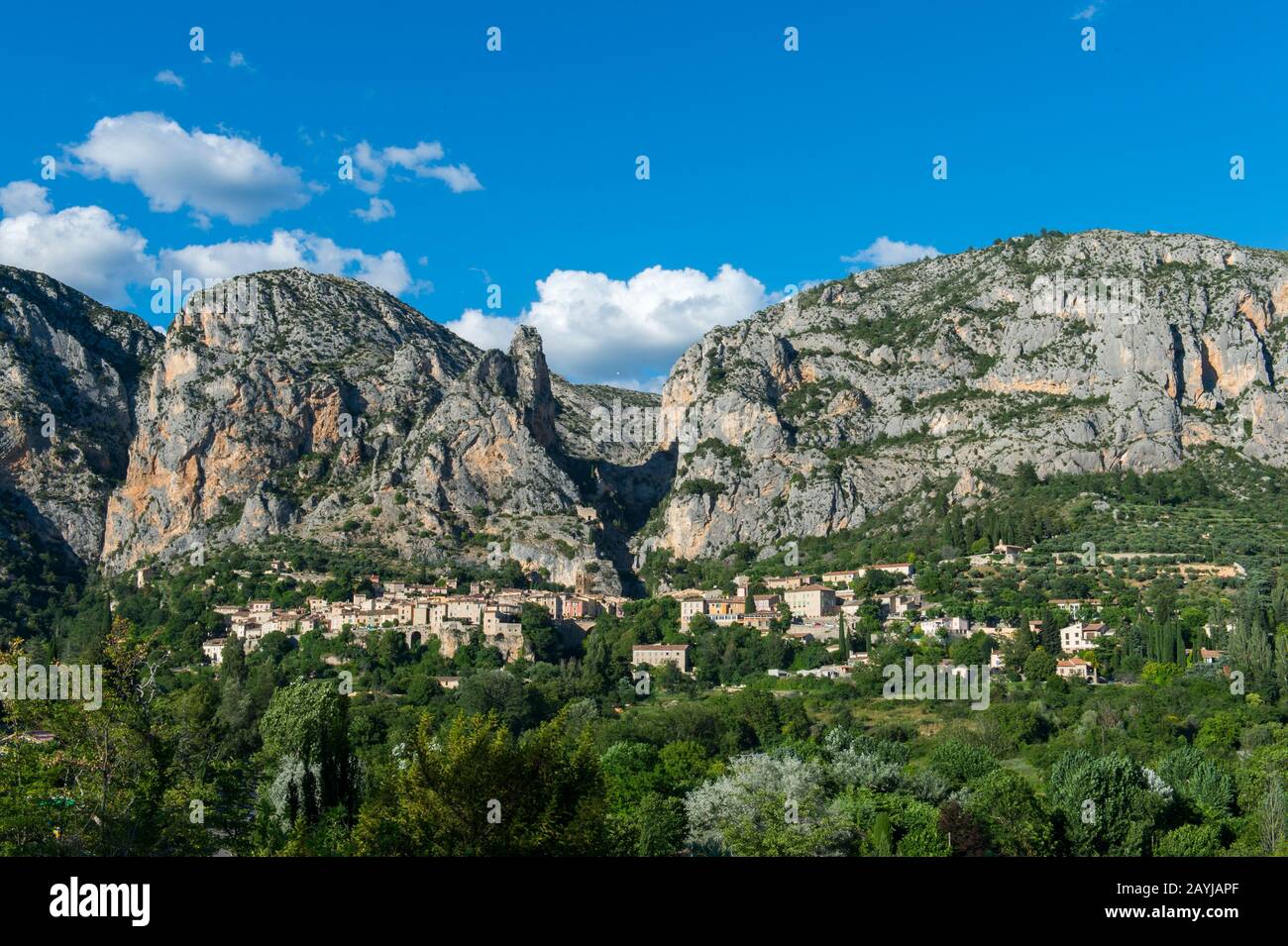 Vista di Moustiers-Sainte-Marie, un borgo medievale nella regione Alpes-de-Haute-Provence nel sud della Francia. Foto Stock