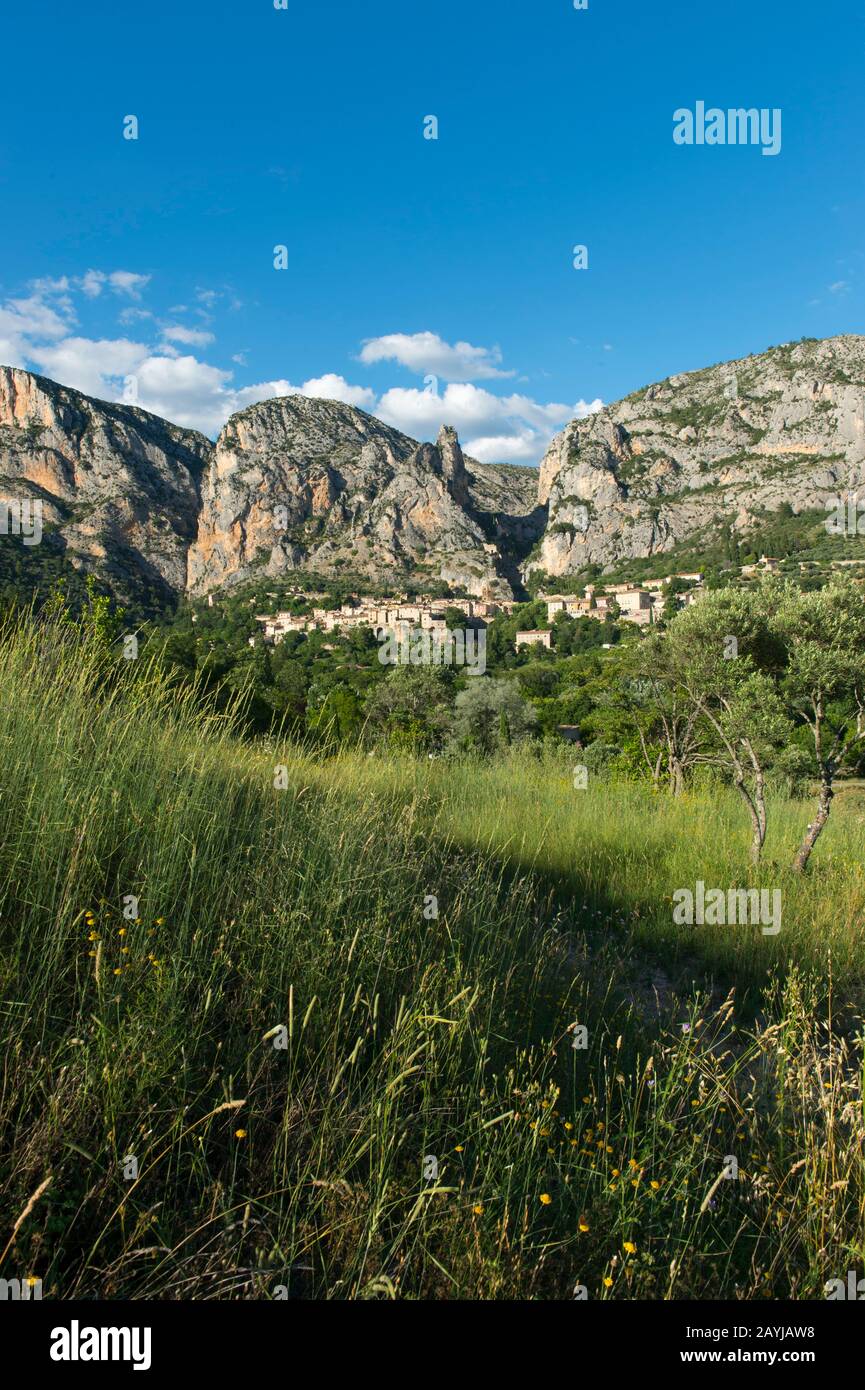 Vista di Moustiers-Sainte-Marie, un borgo medievale nella regione Alpes-de-Haute-Provence nel sud della Francia. Foto Stock