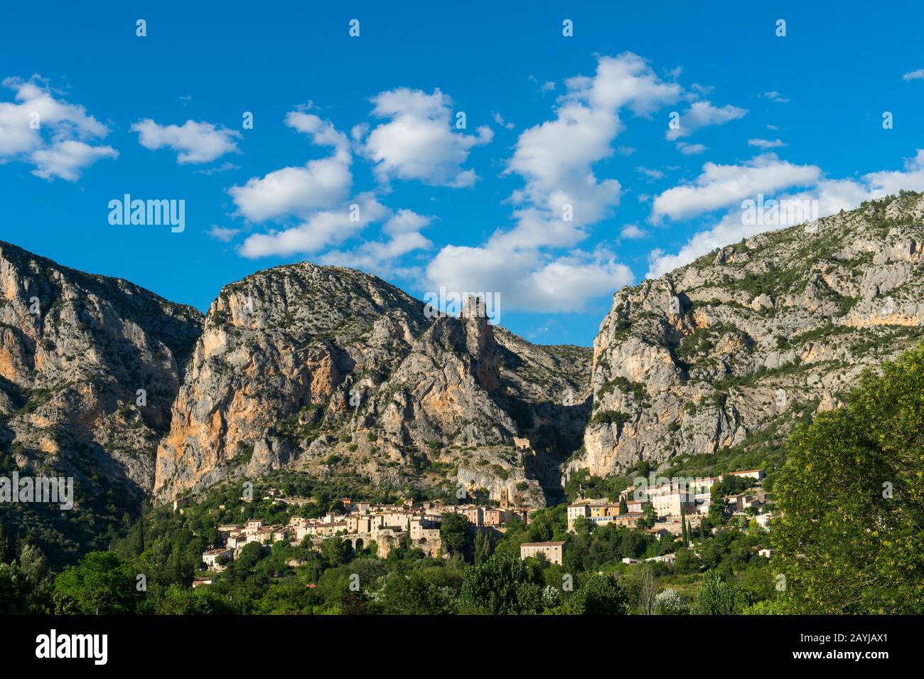 Vista di Moustiers-Sainte-Marie, un borgo medievale nella regione Alpes-de-Haute-Provence nel sud della Francia. Foto Stock