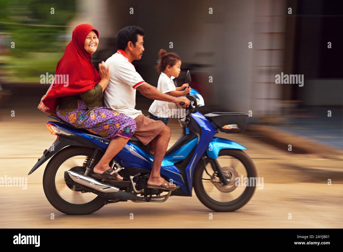 Famiglia in moto, Thailandia, Kho Yoa noi Foto Stock