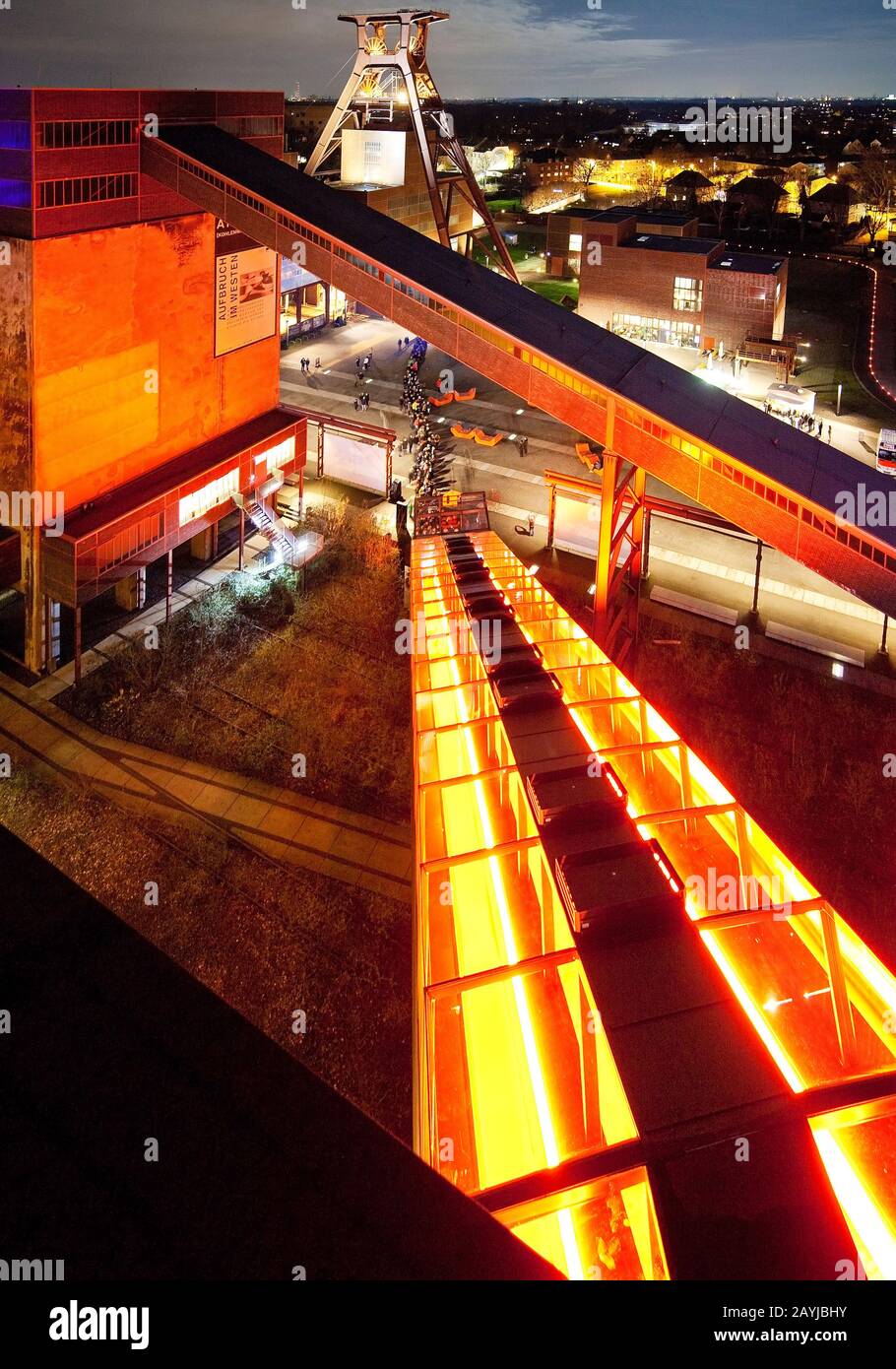 Copricapo illuminato di Schacht XII del Complesso industriale della miniera di carbone di Zollverein in serata, Germania, Renania settentrionale-Vestfalia, zona della Ruhr, Essen Foto Stock