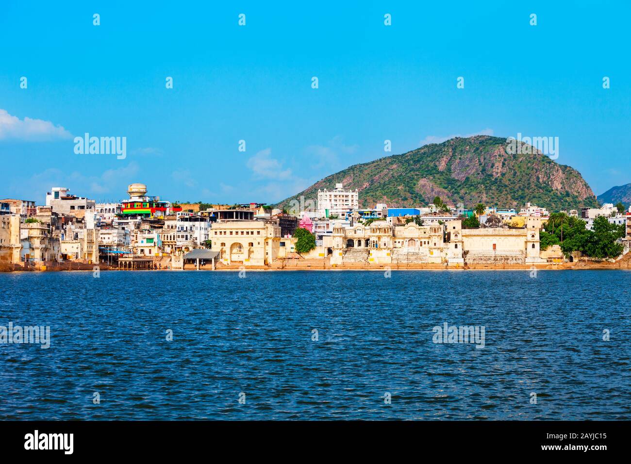 Ghats al lago Pushkar nella città di Pushkar nello stato Rajasthan dell'India Foto Stock