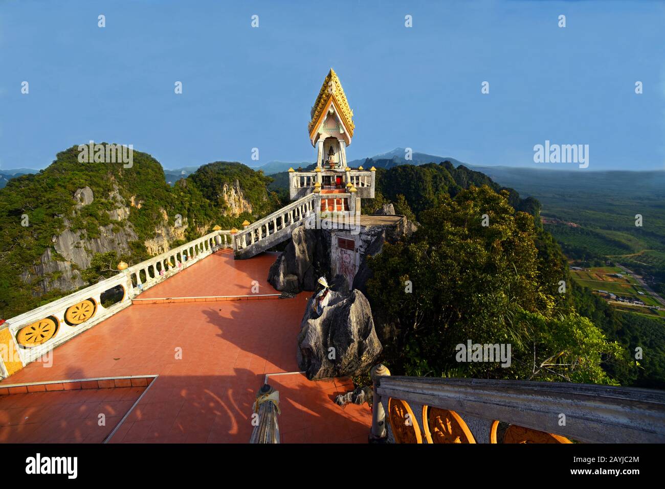 La cima del tempio della Grotta della Tigre, Thailandia, Wat Tham Suea, Krabi Foto Stock