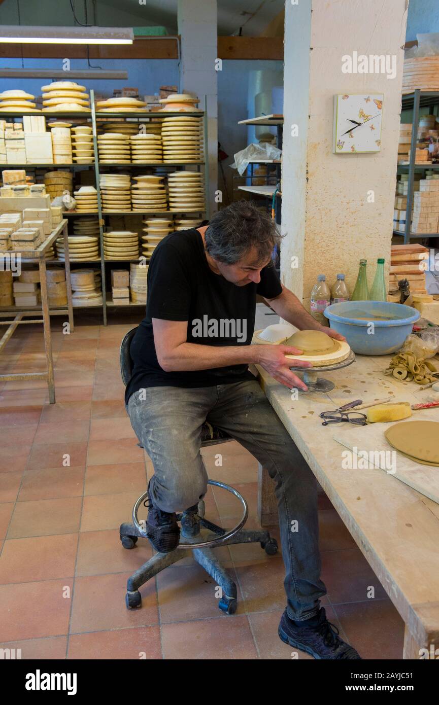 All'Atelier Soleil, che è tra i più antichi e autentici laboratori di ceramica in Provenza, il proprietario dimostra la realizzazione della fate ea Foto Stock