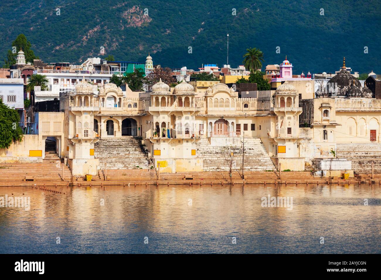 Ghats al lago Pushkar nella città di Pushkar nello stato Rajasthan dell'India Foto Stock