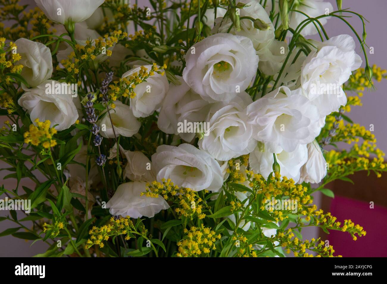 Un allestimento floreale a la Bastide de Moustiers, una casa convertita in hotel, a Moustiers-Sainte-Marie, un villaggio medievale nelle Alpi-de-Haute-Provenc Foto Stock