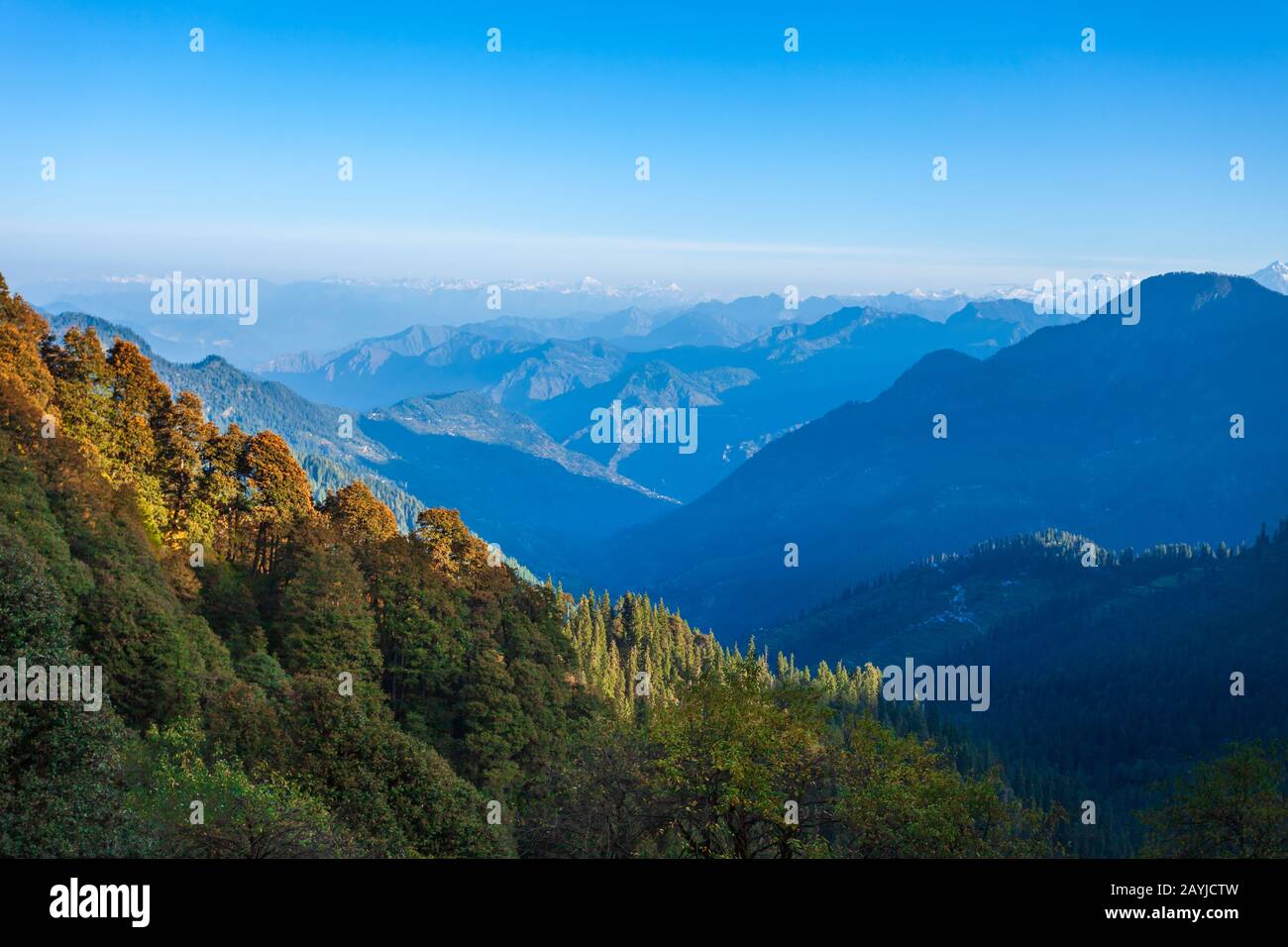 Grande Himalaya o Più Grande Himalaya all'alba, è la più alta catena montuosa, Himachal Pradesh stato in India. Vista dal punto panoramico del Passo di Jalori. Foto Stock