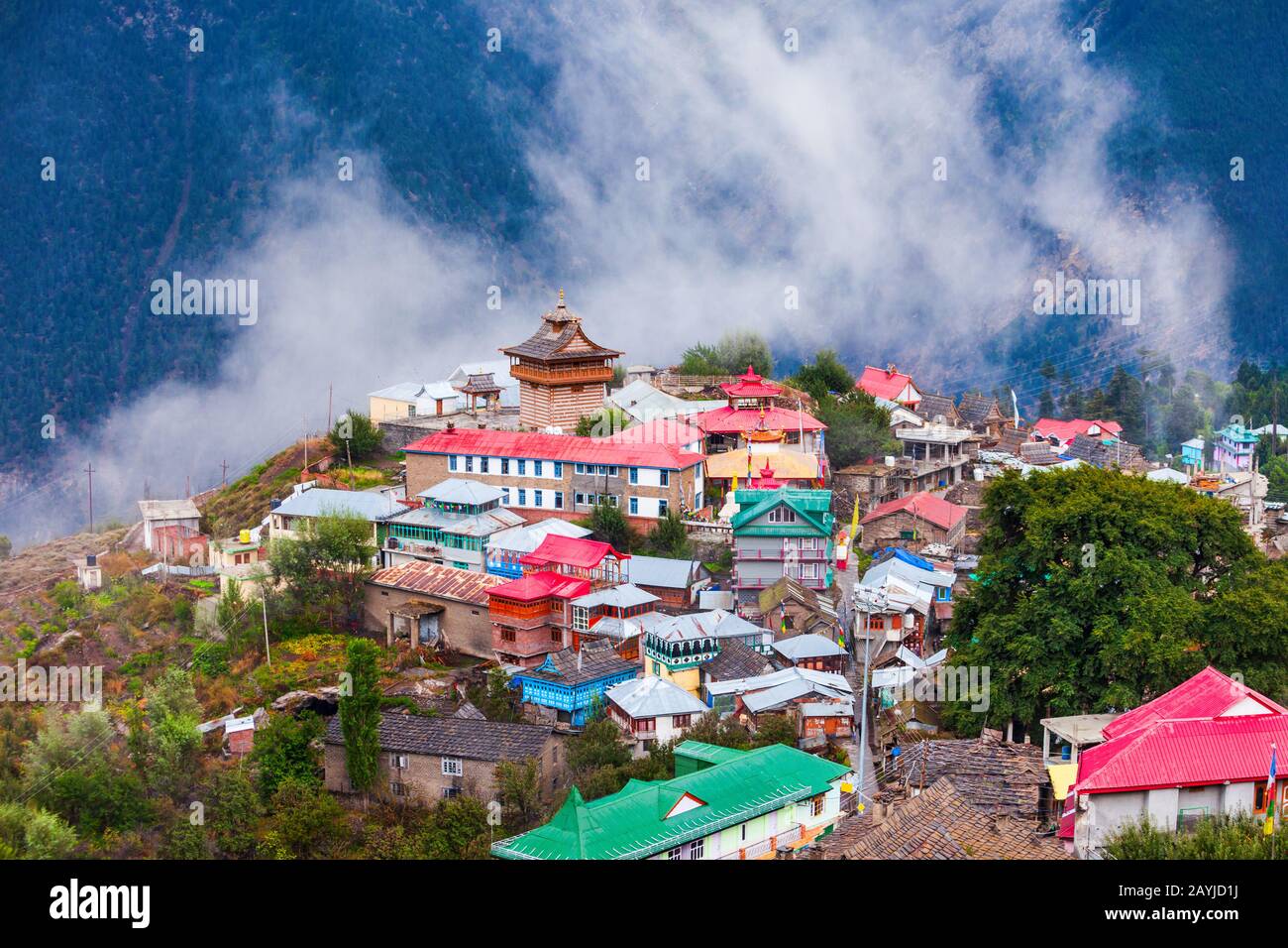 Kalpa e Kinnaur Kailash montagna vista panoramica aerea. Kalpa è una piccola città della valle del fiume Sutlej, Himachal Pradesh in India Foto Stock