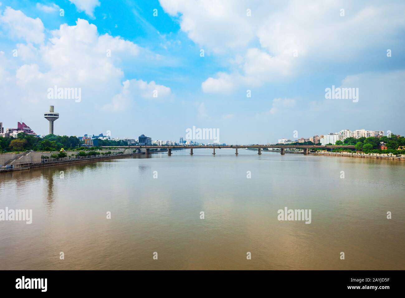 Vista aerea del fiume Sabarmati nella città di Ahmedabad, Gujarat stato dell'India Foto Stock