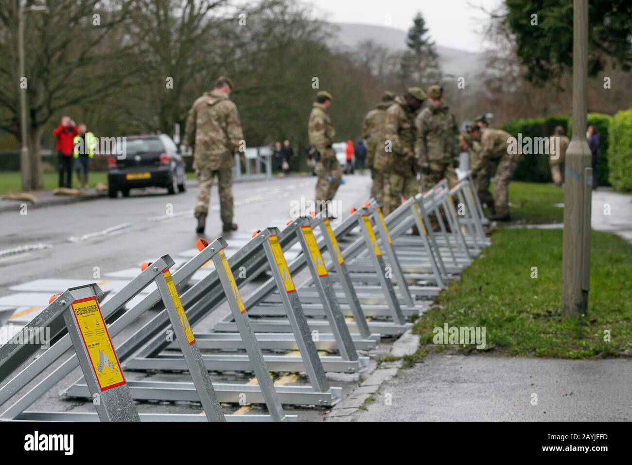 L'esercito errecting barriere alluvionali in Ilkley West Yorkshire, in preparazione all'arrivo di Storm Dennis Foto Stock