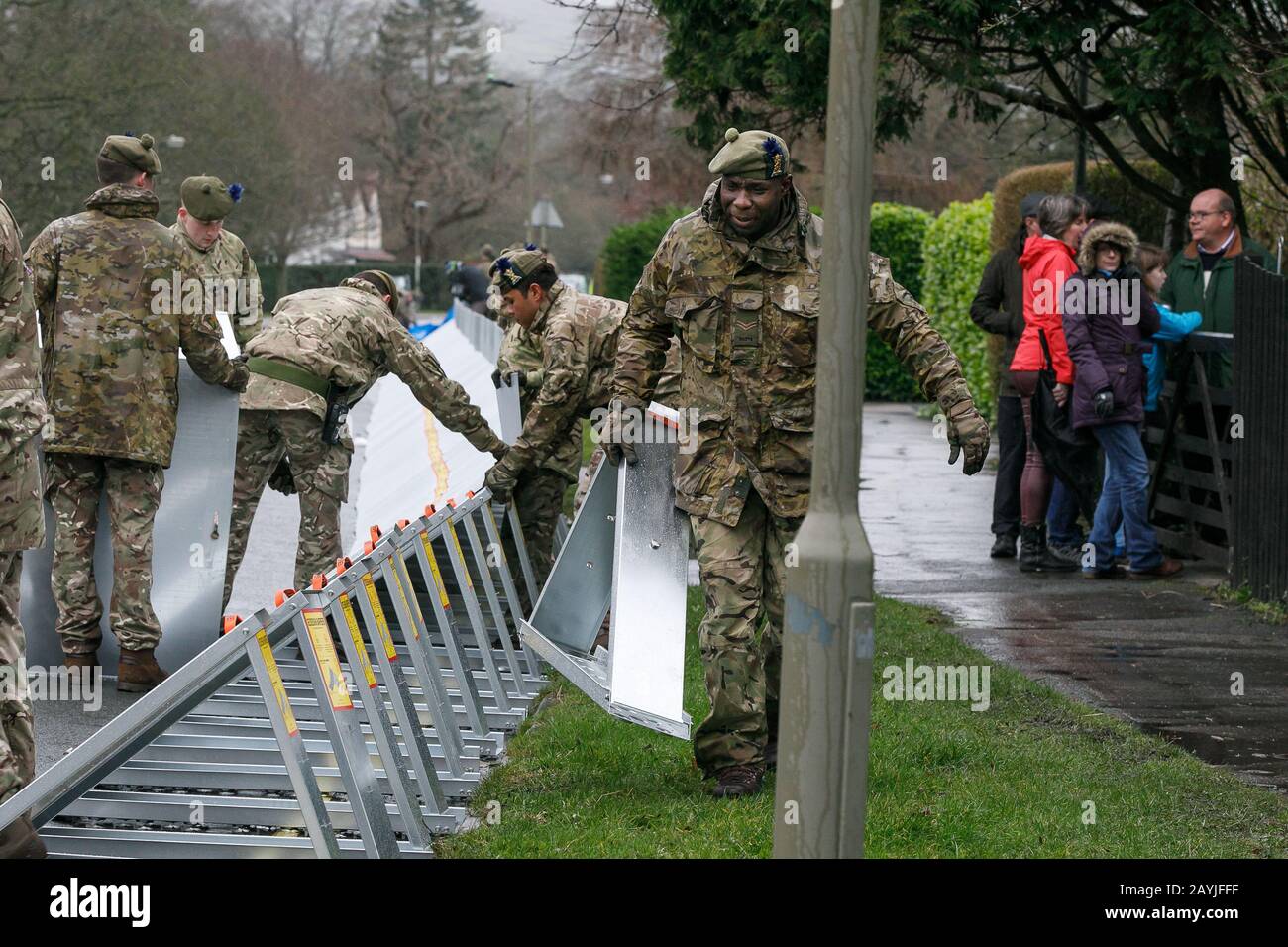 L'esercito errecting barriere alluvionali in Ilkley West Yorkshire, in preparazione all'arrivo di Storm Dennis Foto Stock