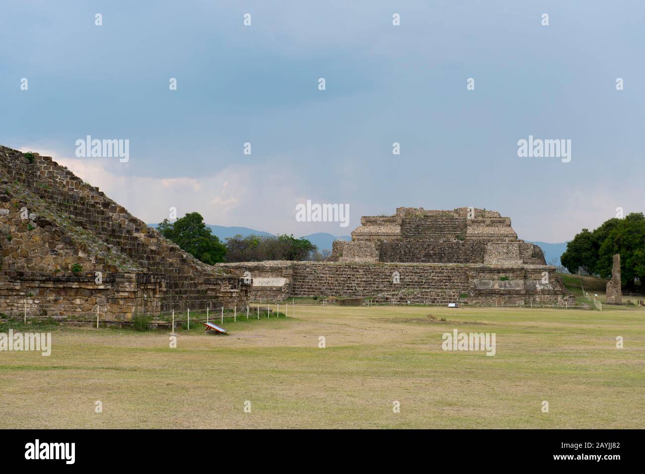 La piattaforma Nord di Monte Alban (Patrimonio Mondiale dell'UNESCO), che è un grande sito archeologico pre-colombiano nella regione Valle di Oaxaca, Oax Foto Stock