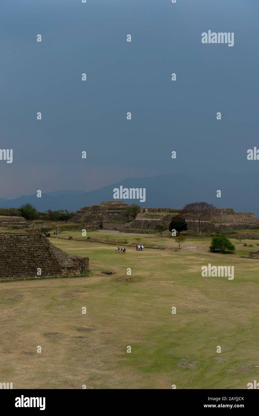 Vista della Grand Plaza dalla piattaforma Nord di Monte Alban (Patrimonio dell'Umanità dell'UNESCO), che è un grande sito archeologico pre-colombiano nel Foto Stock