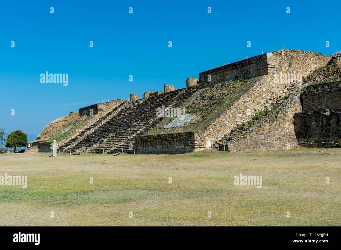 La piattaforma Nord di Monte Alban (Patrimonio Mondiale dell'UNESCO), che è un grande sito archeologico pre-colombiano nella regione Valle di Oaxaca, Oax Foto Stock