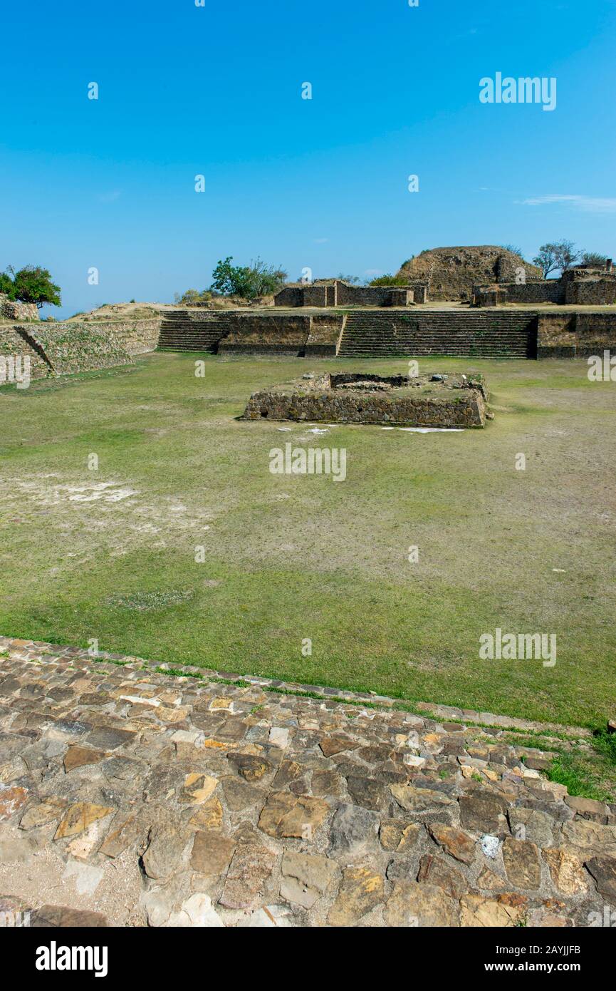Il patio affondata, profondo tre metri, o patio Hundido, con un grande altare al centro sulla piattaforma Nord di Monte Alban (Patrimonio Mondiale dell'UNESCO Foto Stock