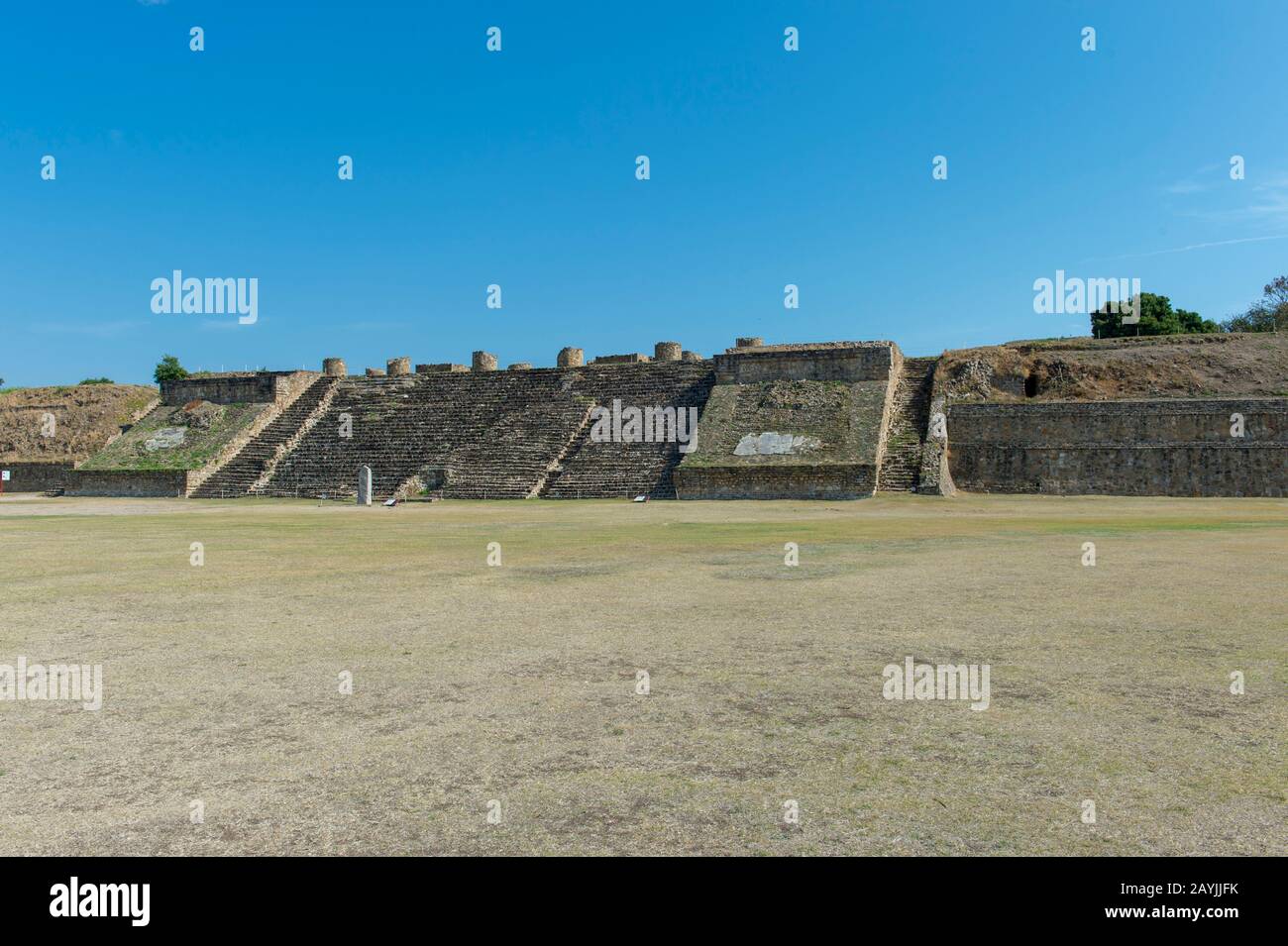 La piattaforma Nord di Monte Alban (Patrimonio Mondiale dell'UNESCO), che è un grande sito archeologico pre-colombiano nella regione Valle di Oaxaca, Oax Foto Stock