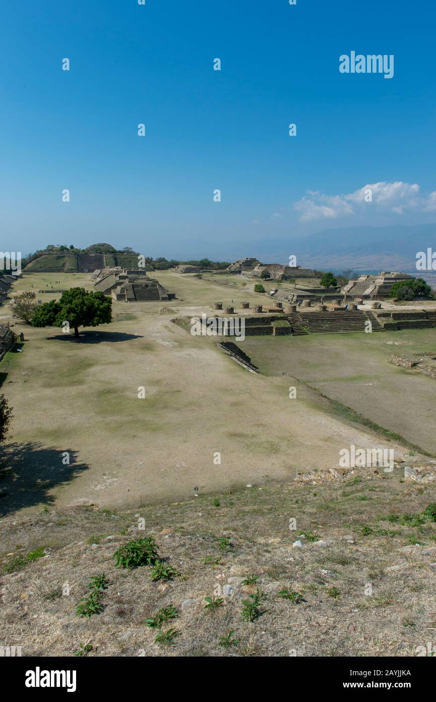 Vista sul patio profondo tre metri, o patio Hundido, sulla piattaforma nord di Monte Alban (patrimonio dell'umanità dell'UNESCO), una grande pre-colombiana Foto Stock