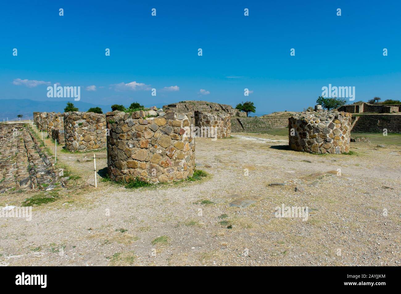 Colonne sopra il patio affonnato profondo tre metri, o patio Hundido, sulla piattaforma nord di Monte Alban (sito patrimonio dell'umanità dell'UNESCO), un grande pre-Colu Foto Stock