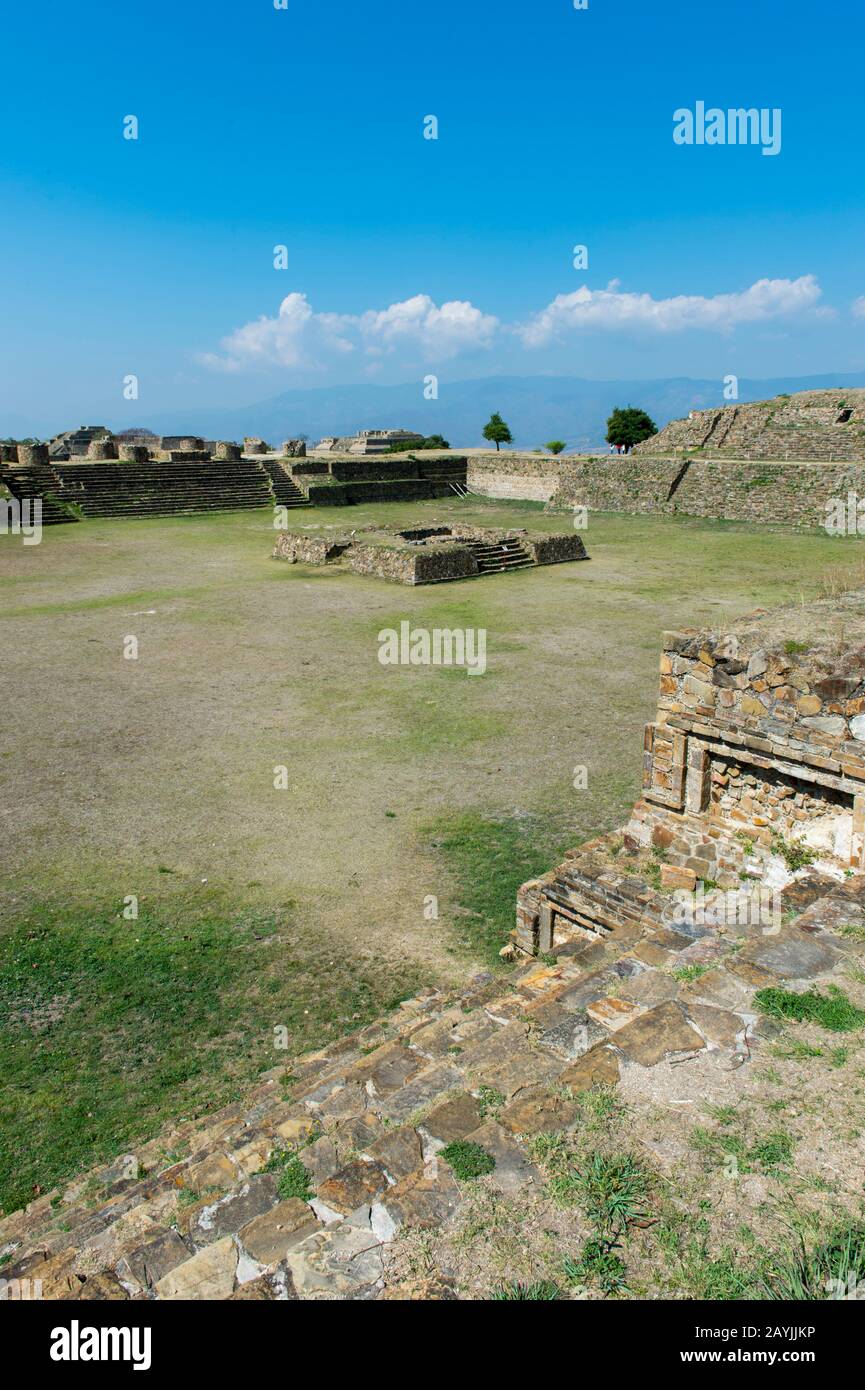 Il patio affondata, profondo tre metri, o patio Hundido, con un grande altare al centro sulla piattaforma Nord di Monte Alban (Patrimonio Mondiale dell'UNESCO Foto Stock