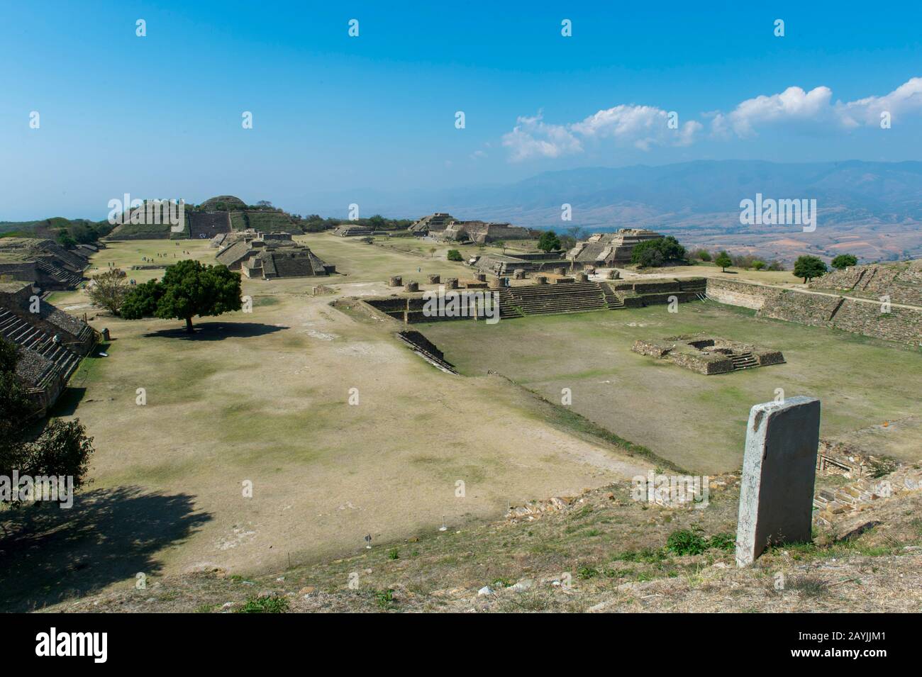 Vista sul patio profondo tre metri, o patio Hundido, sulla piattaforma nord di Monte Alban (patrimonio dell'umanità dell'UNESCO), una grande pre-colombiana Foto Stock