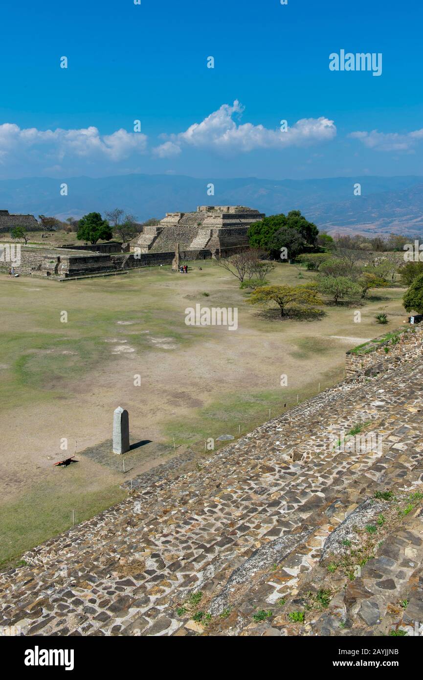 Vista della Grand Plaza dalla piattaforma Nord di Monte Alban (Patrimonio dell'Umanità dell'UNESCO), un grande sito archeologico pre-colombiano nella Valle o Foto Stock