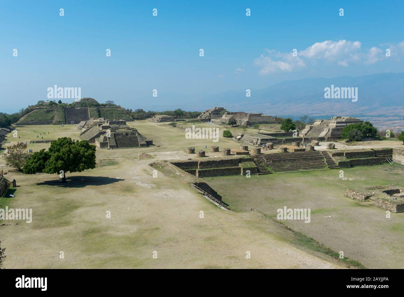 Vista sul patio profondo tre metri, o patio Hundido, sulla piattaforma nord di Monte Alban (patrimonio dell'umanità dell'UNESCO), una grande pre-colombiana Foto Stock