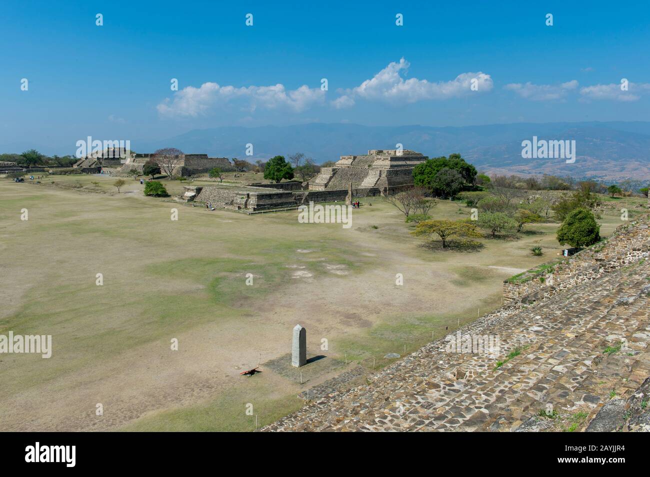 Vista della Grand Plaza dalla piattaforma Nord di Monte Alban (Patrimonio dell'Umanità dell'UNESCO), un grande sito archeologico pre-colombiano nella Valle o Foto Stock