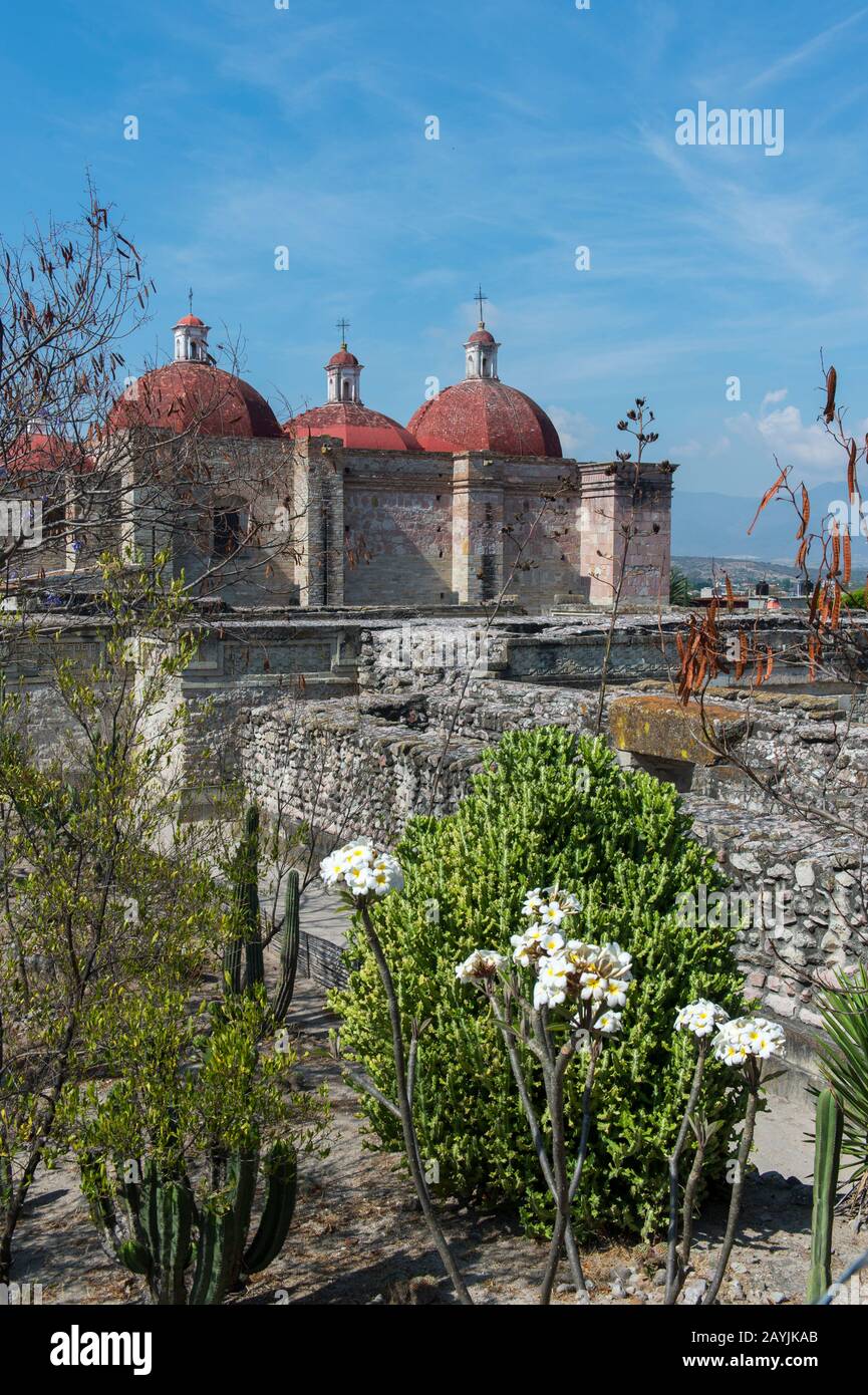 La Chiesa o il Gruppo Nord con la Chiesa di San Pedro sullo sfondo si trova all'ingresso del sito archeologico mesoamericano (UNESCO World He Foto Stock