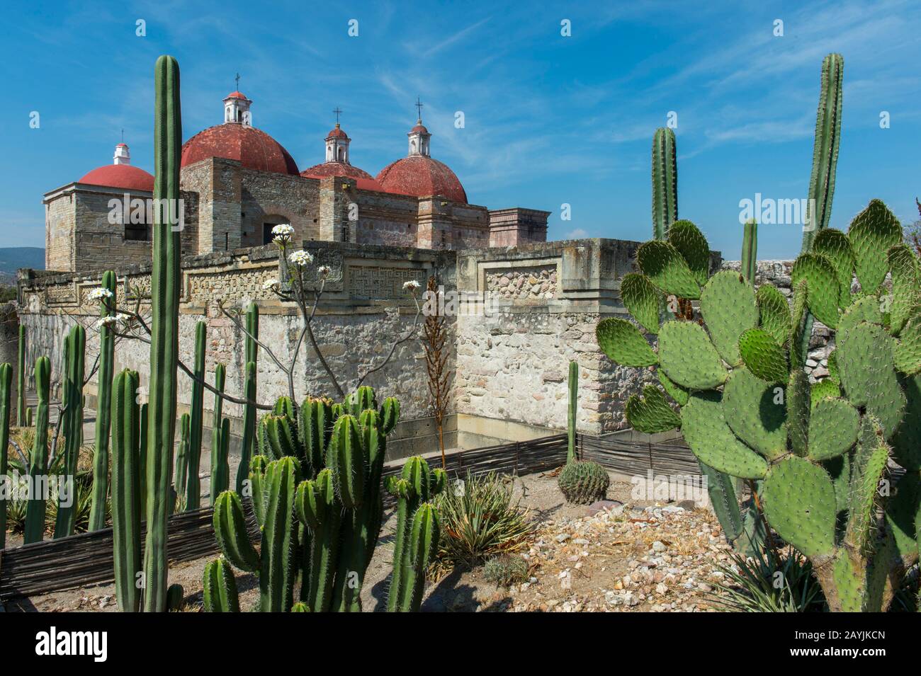 La Chiesa o il Gruppo Nord con la Chiesa di San Pedro sullo sfondo si trova all'ingresso del sito archeologico mesoamericano (UNESCO World He Foto Stock